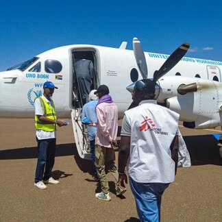 Los pasajeros suben a bordo de un avión del Servicio Aéreo Humanitario de la ONU, que proporciona un acceso vital a comunidades remotas y de difícil acceso.