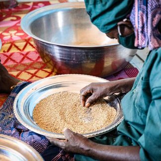 Mujer cocina alimentos.