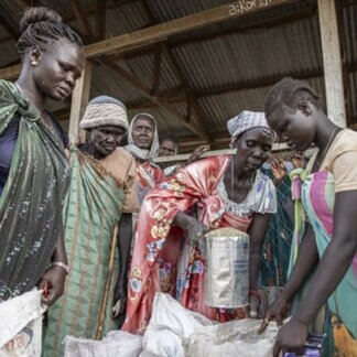 Mujeres en Sudán del Sur reciben alimentos del Programa Mundial de Alimentos (WFP) durante una distribución humanitaria, en un centro comunitario afectado por el conflicto y la inseguridad alimentaria