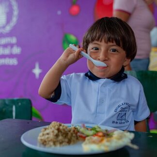 Niño recibe su comida escolar en Manabí, Ecuador. Foto: WFP / Alcaldía de Manta