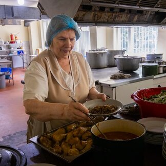 Cocinera en un RAC, preparando comidas calientes que iban a servirse a refugiados ucranianos en un Centro de Alojamiento para Refugiados en Chisinau (Moldavia).