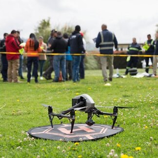Un dron en un campo