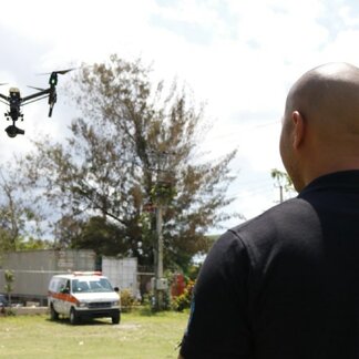 Personal del WFP probando un dron