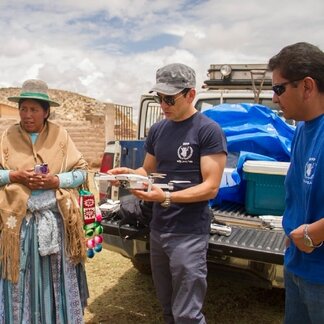 Personal del WFP sosteniendo un dron