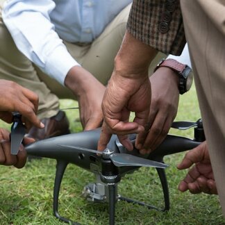 Hombres con un dron en la mano