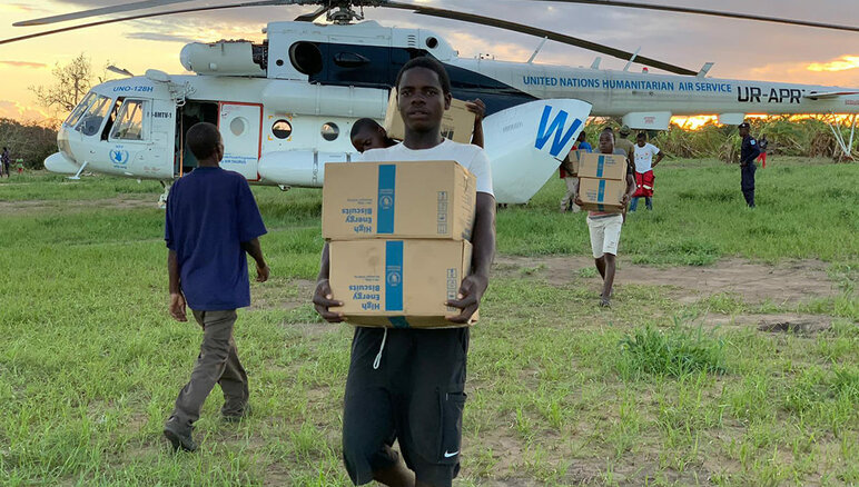 El 21 de marzo de 2019, tras el paso del ciclón Idai, un helicóptero del WFP llega a Guaraguara, Mozambique, con una carga de galletas fortificadas.  WFP/Deborah Nguyen