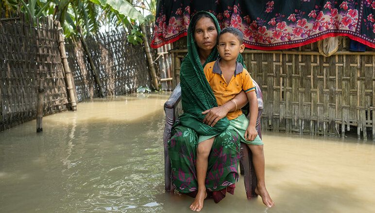 Las fuertes lluvias monzónicas inundaron los distritos del norte y noreste de Bangladesh en julio de 2020. Las aguas inundaron la casa de Sayema haciendo muy difícil llevar una vida normal. Ella y su familia sufren escasez de alimentos. El Programa Mundial de Alimentos ofrece asistencia en efectivo a casi 6.000 familias en Kurigram que son las más vulnerables y necesitan ayuda. WFP/Mehedi Rahman